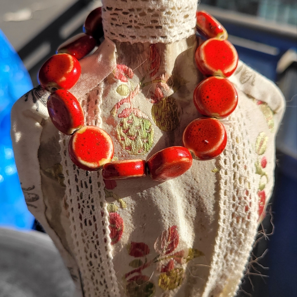 🌼2/$12 Gorgeous red/orange ceramic bead stretch bracelet